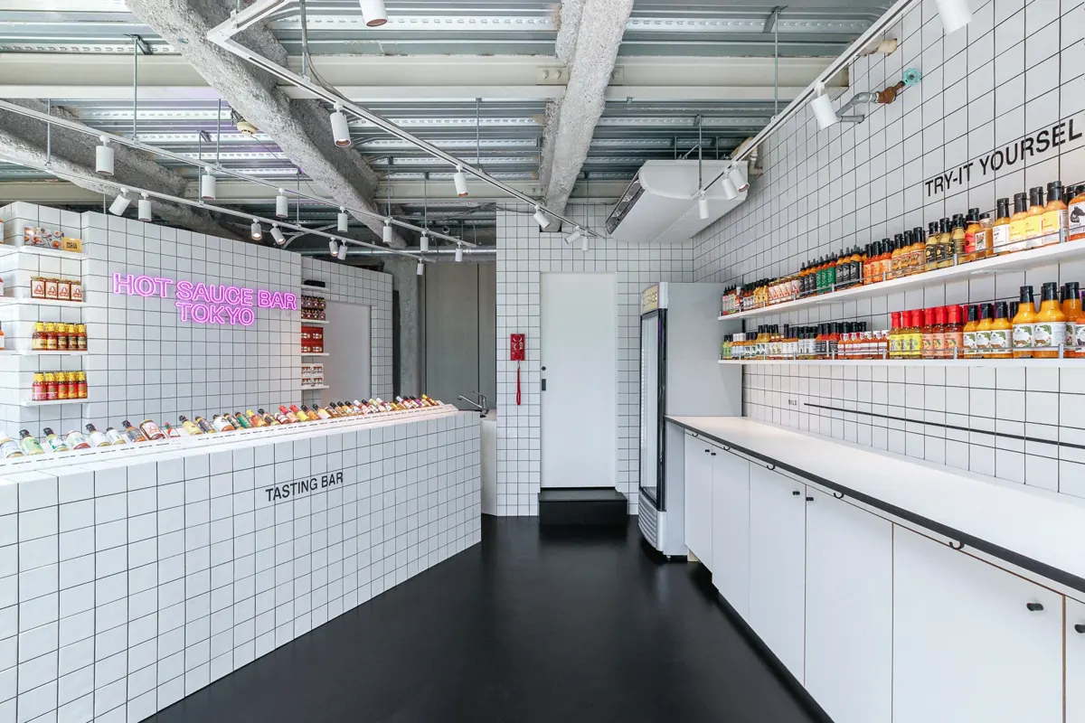 ホットソースが並ぶHot Sauce Bar Tokyoの店内