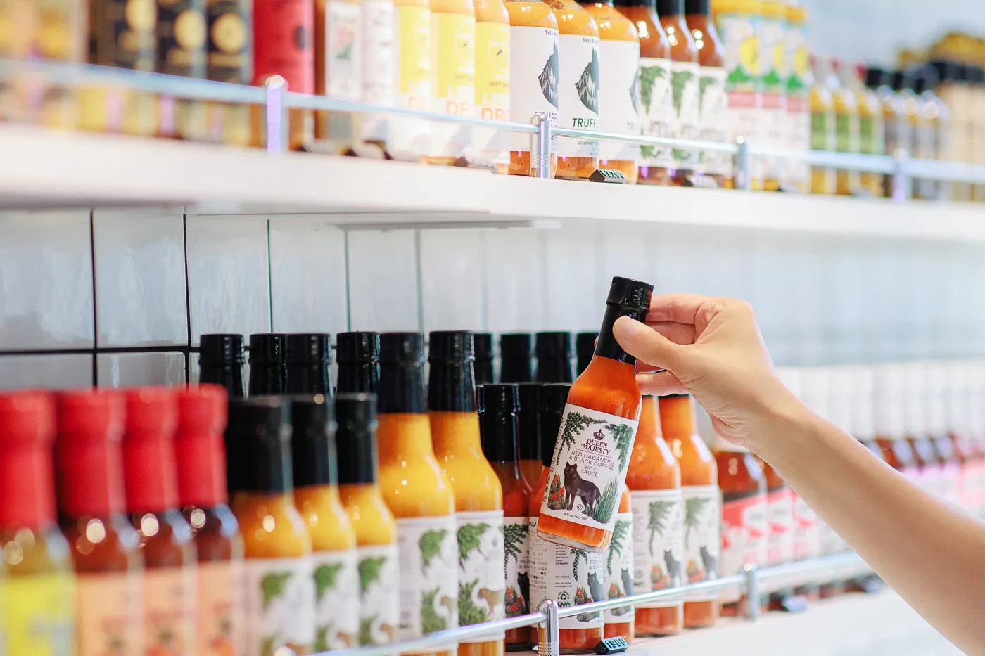 Hot Sauce Barのカウンターでホットソースを試食する様子