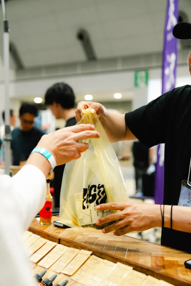 商品をお客様へ手渡すスタッフ